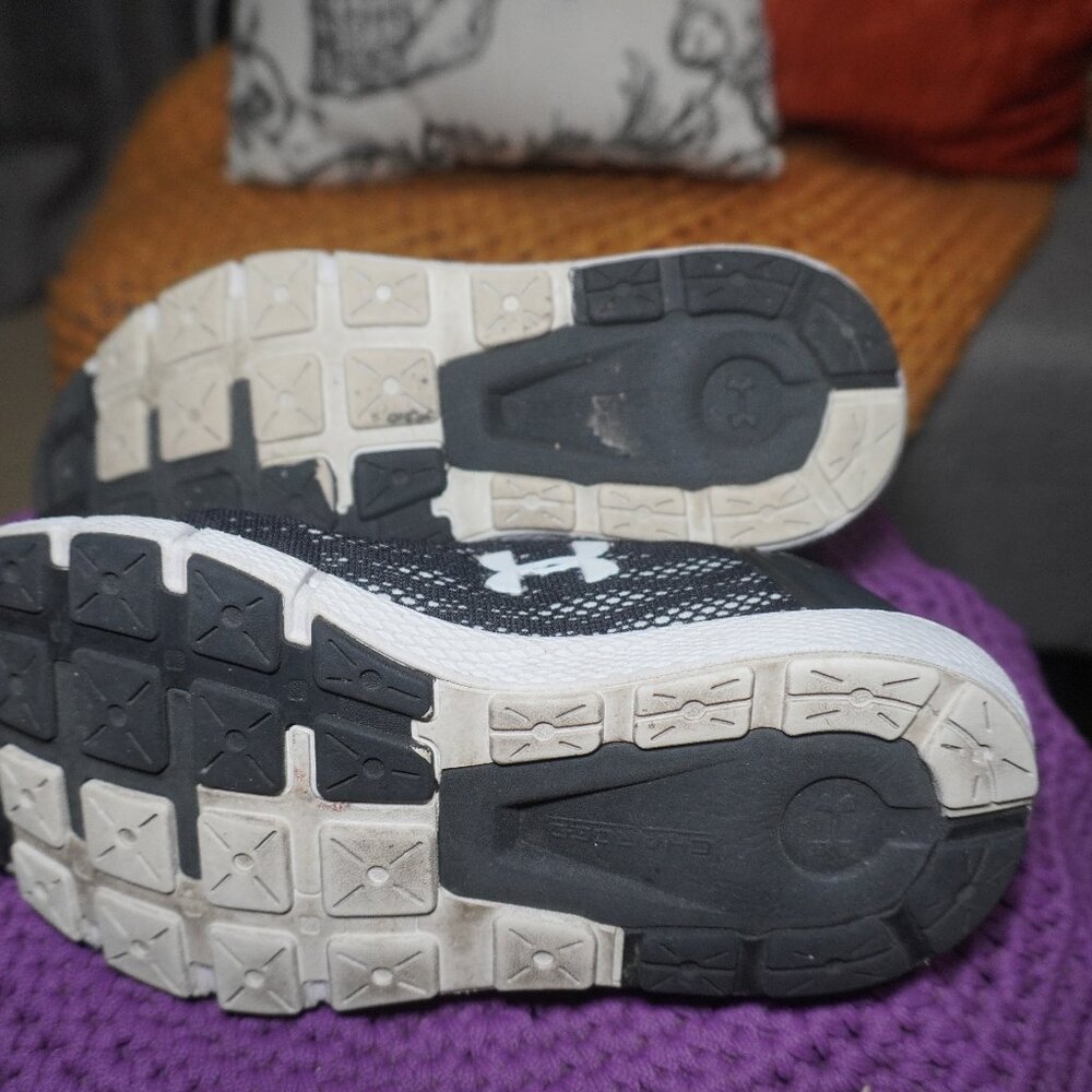 Under Armour Kids Black White Charged Rogue Running Shoe Drawstring Size 5.5 - Picture 6 of 9